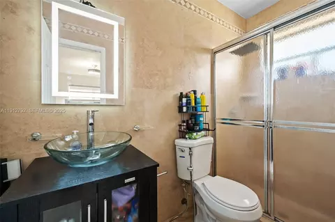 Bath - 5355 W 5th Ln, Hialeah, FL 33012 photo 4 of 4