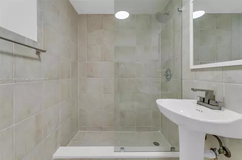 Bath - 342 W 37th St, Hialeah, FL 33012 photo 3 of 5