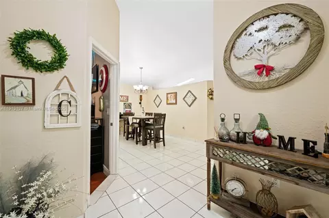Entry Way - 7416 W 32nd Ave, Hialeah, FL 33018 photo 3 of 3