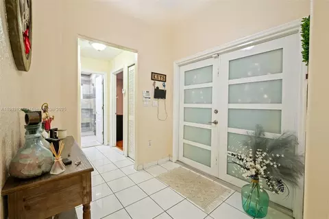 Entry Way - 7416 W 32nd Ave, Hialeah, FL 33018 photo 2 of 3