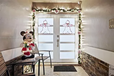 Entry Way - 7416 W 32nd Ave, Hialeah, FL 33018 photo 1 of 3