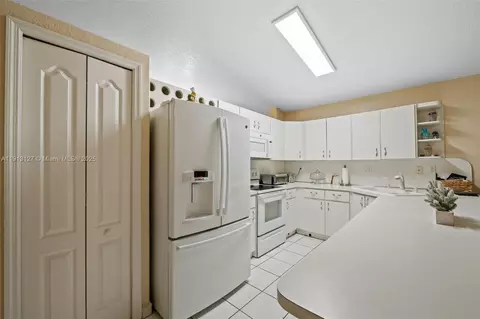 Kitchen - 7416 W 32nd Ave, Hialeah, FL 33018 photo 2 of 5