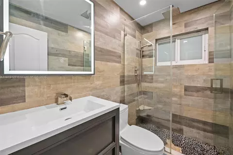 Bath - 7416 W 32nd Ave, Hialeah, FL 33018 photo 2 of 2