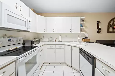 Kitchen - 7416 W 32nd Ave, Hialeah, FL 33018 photo 1 of 5