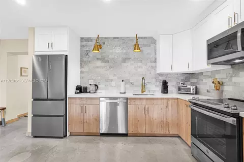 1012 NE 2nd St, Hallandale Beach, FL 33009