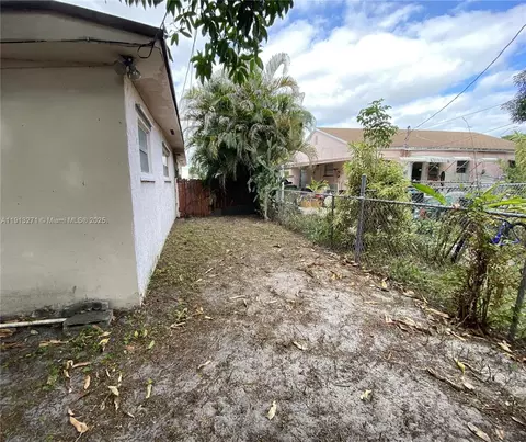 Exterior - 750 SE 3rd Pl, Hialeah, FL 33010 photo 6 of 6