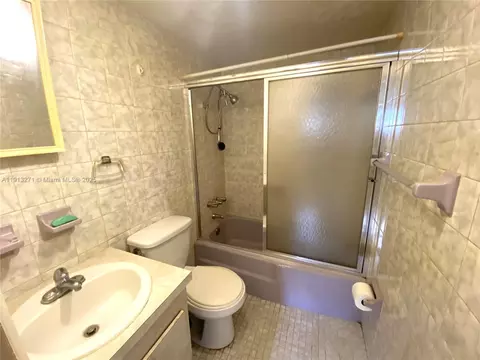 Bath - 750 SE 3rd Pl, Hialeah, FL 33010 photo 3 of 3