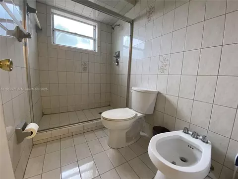 Bath - 750 SE 3rd Pl, Hialeah, FL 33010 photo 1 of 3