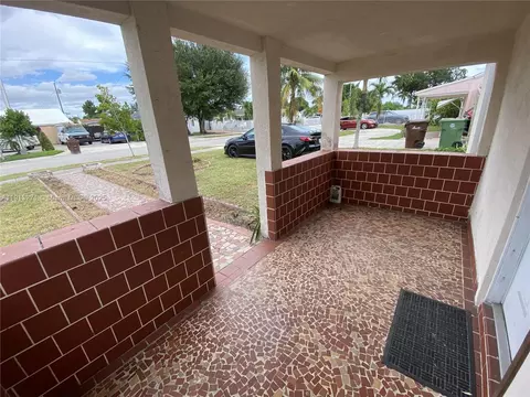 Exterior - 750 SE 3rd Pl, Hialeah, FL 33010 photo 4 of 6