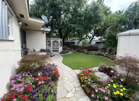 Exterior - 750 SE 3rd Pl, Hialeah, FL 33010 photo 2 of 6