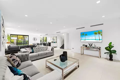 2572 NE 182nd Ter, North Miami Beach, FL 33160
