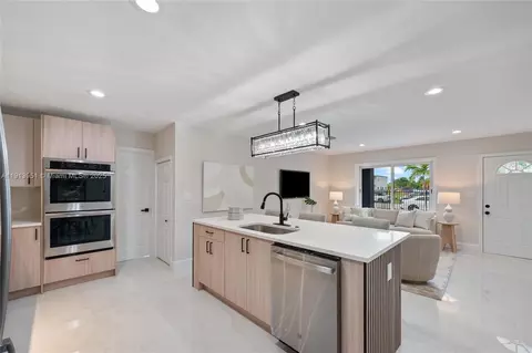 Kitchen - 4932 NW 173rd Dr, Miami Gardens, FL 33055 photo 3 of 4