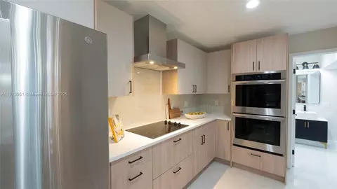 Kitchen - 4932 NW 173rd Dr, Miami Gardens, FL 33055 photo 4 of 4