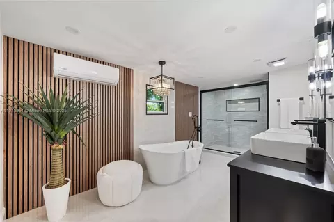 Bath - 4932 NW 173rd Dr, Miami Gardens, FL 33055 photo 1 of 5