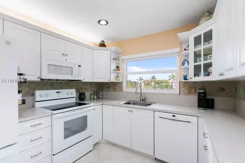 9310 Sunrise Lakes Blvd #301, Sunrise, FL 33322