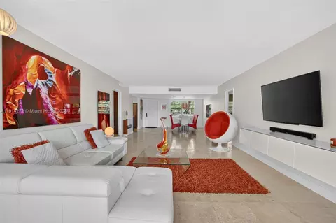3611 Oaks Clubhouse Dr #202, Pompano Beach, FL 33069