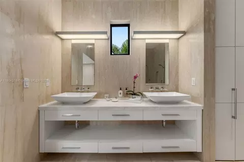 Bath - 320 Atlantic Rd, Key Biscayne, FL 33149 photo 3 of 7