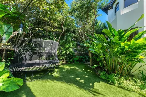 Exterior - 320 Atlantic Rd, Key Biscayne, FL 33149 photo 8 of 10