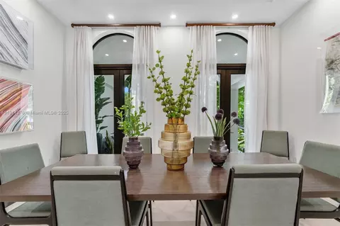 Dining - 320 Atlantic Rd, Key Biscayne, FL 33149 photo 2 of 3