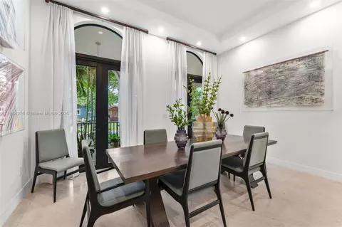 Dining - 320 Atlantic Rd, Key Biscayne, FL 33149 photo 1 of 3