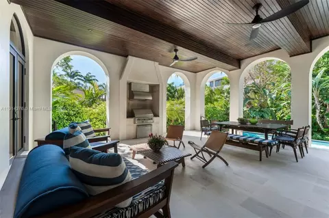 Exterior - 320 Atlantic Rd, Key Biscayne, FL 33149 photo 4 of 10