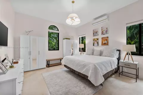 Bedroom - 320 Atlantic Rd, Key Biscayne, FL 33149 photo 1 of 6
