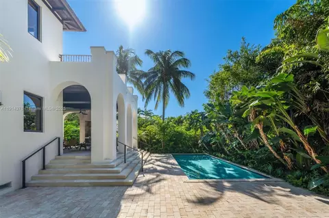 Exterior - 320 Atlantic Rd, Key Biscayne, FL 33149 photo 9 of 10