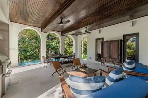 Exterior - 320 Atlantic Rd, Key Biscayne, FL 33149 photo 5 of 10