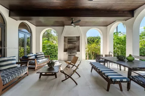 Exterior - 320 Atlantic Rd, Key Biscayne, FL 33149 photo 3 of 10