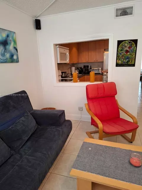 9081 Sunrise Lks #105, Sunrise, FL 33322