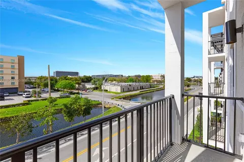 8001 NW 41st St #F-303, Doral, FL 33166