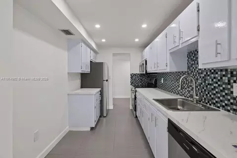 4174 Inverrary Dr #902, Lauderhill, FL 33319