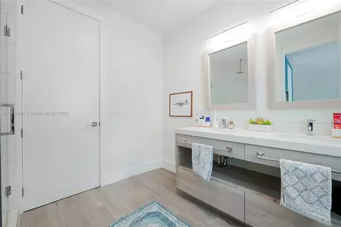 Bath - 2410 SW 16th Ave, Miami, FL 33145 photo 3 of 4