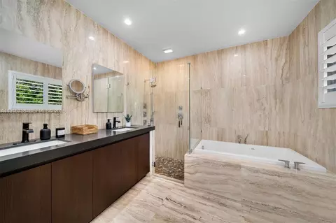 Bath - 12050 Moss Ranch Rd, Pinecrest, FL 33156 photo 2 of 4