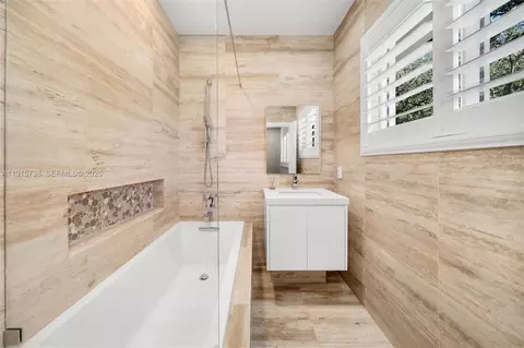 Bath - 12050 Moss Ranch Rd, Pinecrest, FL 33156 photo 3 of 4