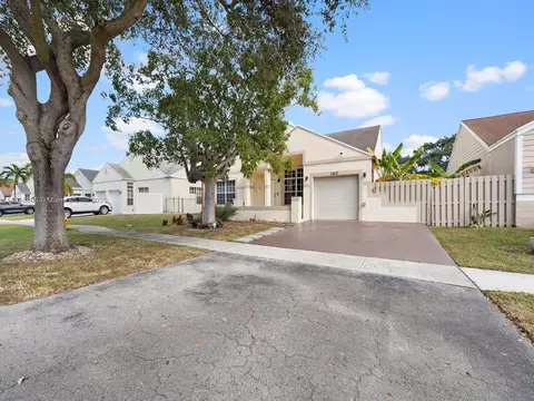 1431 SW 85th Ave, Pembroke Pines, FL 33025