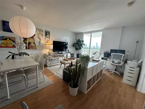 900 SW 8th St #1010, Miami, FL 33130