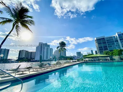 1000 Parkview Dr #518, Hallandale Beach, FL 33009