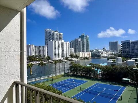 1000 Parkview Dr #518, Hallandale Beach, FL 33009