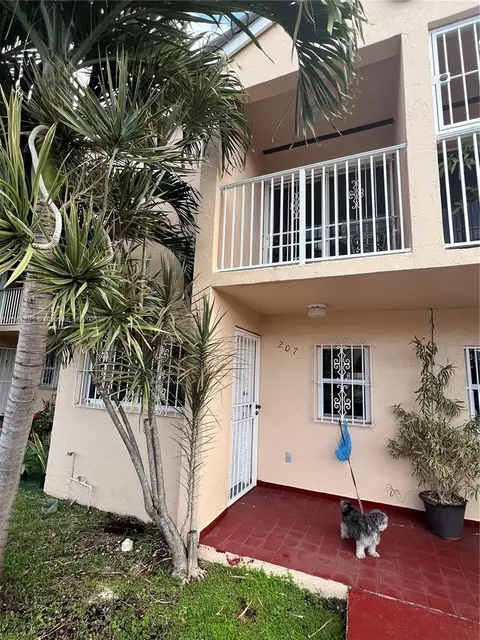 2600 NW 28th St #207-2, Miami, FL 33142