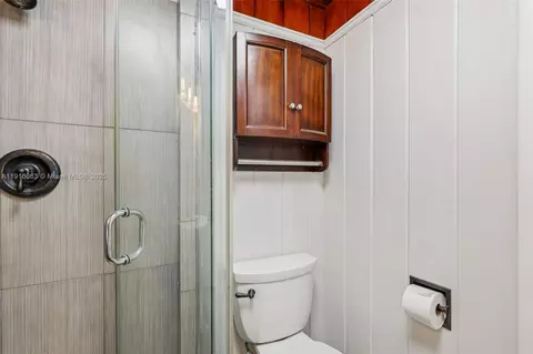 Bath - 6230 E 2nd Ave, Hialeah, FL 33013 photo 2 of 4