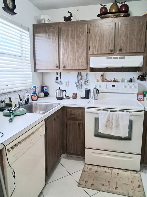 8590 Sunrise Lakes Blvd #310, Sunrise, FL 33322