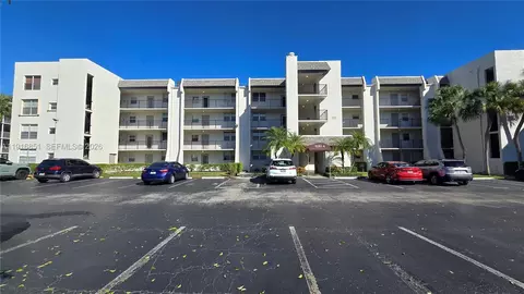 9230 Lagoon Pl #310, Davie, FL 33324