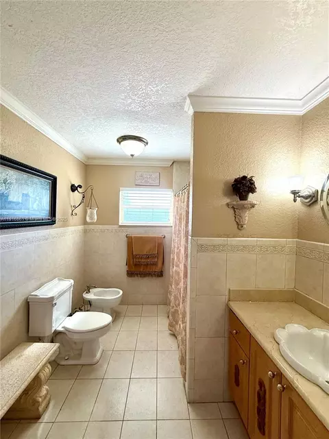 Bath - 174 E 41st St, Hialeah, FL 33013 photo 2 of 3