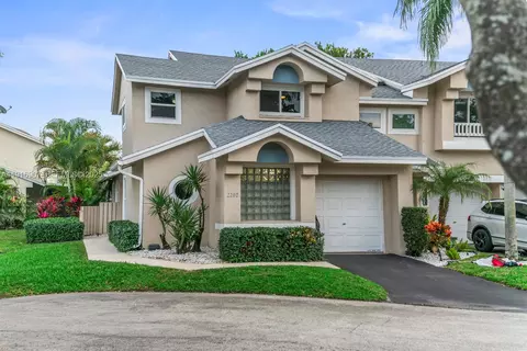 2202 W Discovery Cir W, Deerfield Beach, FL 33442