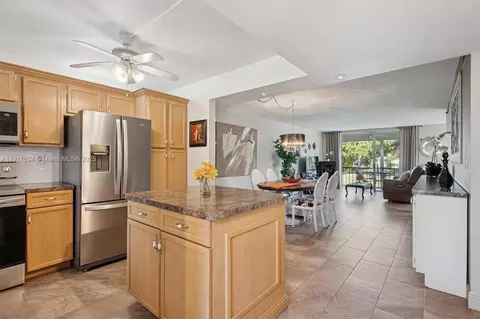 700 S Hollybrook Dr #201, Pembroke Pines, FL 33025
