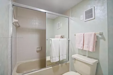 Bath - 7320 Coldstream Dr, Hialeah, FL 33015 photo 5 of 6