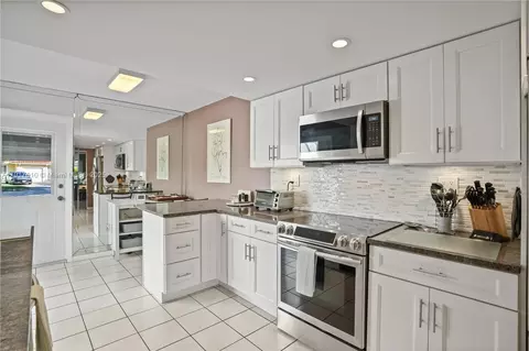 Kitchen - 7320 Coldstream Dr, Hialeah, FL 33015 photo 2 of 4