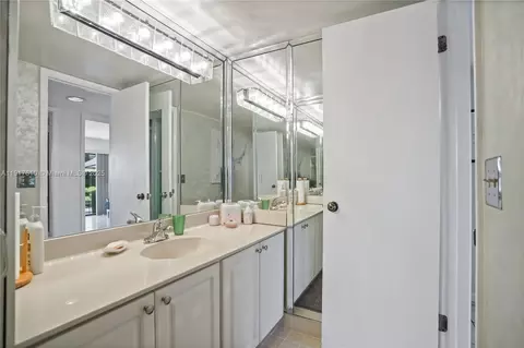 Bath - 7320 Coldstream Dr, Hialeah, FL 33015 photo 6 of 6