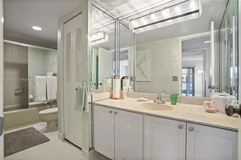 Bath - 7320 Coldstream Dr, Hialeah, FL 33015 photo 4 of 6